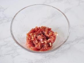 将肉与调味料充分抓匀略腌制。