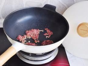 锅中放入适量的油，先放入肉丝。