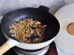加入榨菜丝略翻炒后再加入红椒段。我用的红椒微辣，建议您也不要用太辣的，否则会抢了榨菜的鲜香之气。然后就可以出锅了