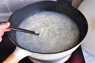 根据自已的喜好决定您的煮制时间，或软者硬。然后将面条捞出，面里放一点面汤。