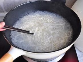 根据自已的喜好决定您的煮制时间，或软者硬。然后将面条捞出，面里放一点面汤。