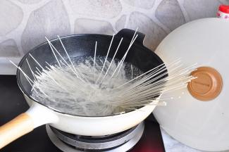 将面条放入锅中，水不用煮得太沸就可以放入。