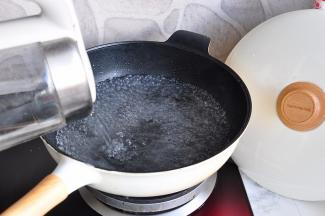 如果您就一个灶台，为了快速能够吃到面，我们可以提前烧一壶热水。如果是两个灶台，那就在炒榨菜时，也同时烧上一锅水准备煮面。