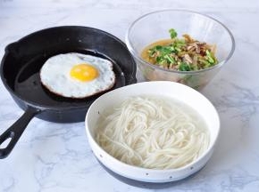 再准备一个煎蛋，那就更完美了。