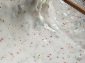 搅拌成均匀的糊状