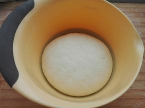 将所有食材用料中的面团部分混合在一起，揉成光滑的面团。