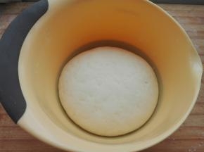 将所有食材用料中的面团部分混合在一起，揉成光滑的面团。