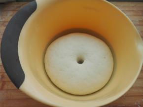 盖好保鲜膜进行室温发酵，发酵至约原面团两倍大，用手指戳洞，洞口是不回缩而且也不会塌陷却可。