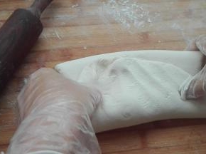 将撒上干粉的面片进行三折，如图所示