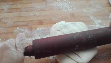 继续再次三折，然后接着用擀面杖将其继续擀开