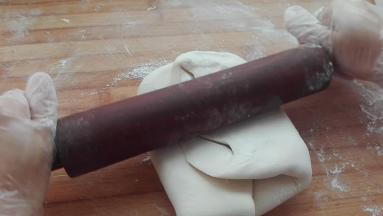 同样再次三折，用擀面杖将其擀成大面片