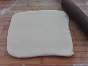 重重复如上操作约七八次，将干面粉分次完全擀进面团中，最后整理一下形状