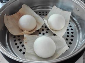 依次揉好，放入提前装好冷水的蒸锅中，继续醒发约40分钟，这个主要注意看一下状态，看其馒头胚明显变又，变轻盈即可
