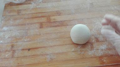 将每个剂子揉成圆形馒头形状