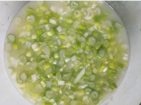 切好的葱花一小碗倒入搅拌