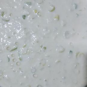 倒入面粉，搅拌至无干粉，密封发酵一小时到布满气泡