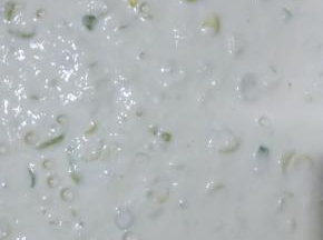 倒入面粉，搅拌至无干粉，密封发酵一小时到布满气泡