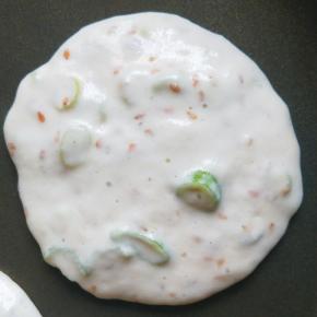 不用醒发，平底锅中小火预热，用勺子或者直接倒入裱花袋，锅内不需要抹油，垂直挤入面糊，面糊会自然淌开成圆形（可以先设置中火，然后烙的过程中微调）