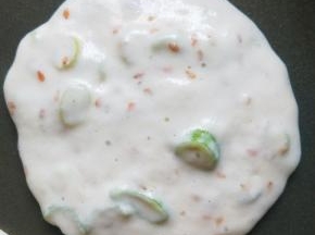 不用醒发，平底锅中小火预热，用勺子或者直接倒入裱花袋，锅内不需要抹油，垂直挤入面糊，面糊会自然淌开成圆形（可以先设置中火，然后烙的过程中微调）