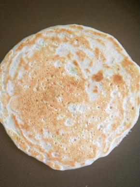 烙制一面满意以后，翻面，再烙制上色满意以后就可以出锅了