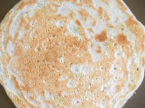 烙制一面满意以后，翻面，再烙制上色满意以后就可以出锅了
