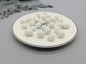 煮红豆汤的时间里，我们来搓小汤圆。用温水和面有两个优点：一是让面团更好的起筋，二是搓好的小汤圆不容易粘连。