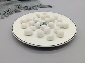 煮红豆汤的时间里，我们来搓小汤圆。用温水和面有两个优点：一是让面团更好的起筋，二是搓好的小汤圆不容易粘连。