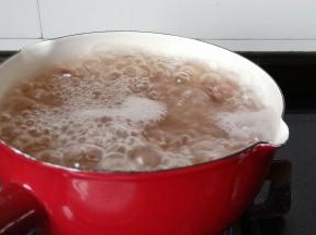 搓好汤圆，可以直接放红豆汤里煮，煮到浮起即可！最后五分钟放红糖调味。大火可以让调味料更均匀的融入汤品。汤中加入一小撮食盐，约0.5克，做甜品时，加一点盐调味，可以更好地凸显食材的本味，同时丰富风味层次。红糖80克分批加入，调整到自己喜欢的甜度即可。