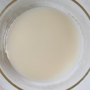 放入盐、白糖搅拌均匀