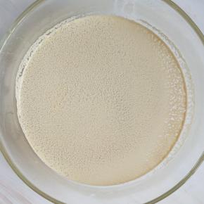 酵母放入温水中搅拌均匀