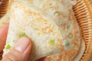 超级松软的一种饼，满满的葱香芝麻香，特别好吃又简单的一款饼