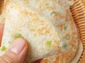 超级松软的一种饼，满满的葱香芝麻香，特别好吃又简单的一款饼