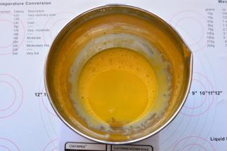 蛋黄和蛋清分离，蛋清放一旁备用，蛋黄里加入玉米油