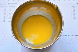 搅拌均匀后加入牛奶用手动打蛋器搅拌均匀