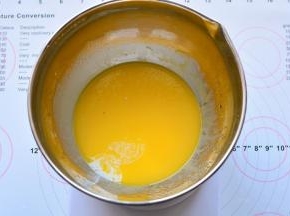 搅拌均匀后加入牛奶用手动打蛋器搅拌均匀