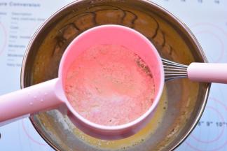 搅拌好的牛奶糊里，筛入60克的低筋面粉，（过筛的主要作用是可以去除粉类储存过程中产生的结块，让面粉更蓬松），用手动打蛋器搅拌至面粉无颗粒状