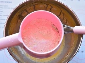 搅拌好的牛奶糊里，筛入60克的低筋面粉，（过筛的主要作用是可以去除粉类储存过程中产生的结块，让面粉更蓬松），用手动打蛋器搅拌至面粉无颗粒状