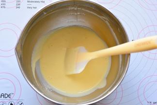 搅拌好的蛋糕糊应该是细腻有光泽的，如果面糊里有汽泡，只需要端起盆轻轻一震，泡泡自然就消失了，搅拌好的蛋糕糊放一旁备用