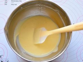 搅拌好的蛋糕糊应该是细腻有光泽的，如果面糊里有汽泡，只需要端起盆轻轻一震，泡泡自然就消失了，搅拌好的蛋糕糊放一旁备用