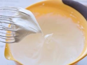 分离好的蛋清放在打蛋盆里面，加入白糖，先高速搅打成鱼眼泡的状态，然后加入1/3的细砂糖。用电动打蛋器搅打至体积增大一倍，再加入1/3细砂糖。打至湿性发泡的状态就可以了。打蛋器上可以拉出小弯钩（如下图所示），即为湿性发泡。