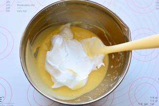 取1/3蛋白霜放入蛋黄糊中，用刮刀画Z字形快速翻拌均匀，过程要轻，要快。