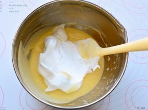 取1/3蛋白霜放入蛋黄糊中，用刮刀画Z字形快速翻拌均匀，过程要轻，要快。