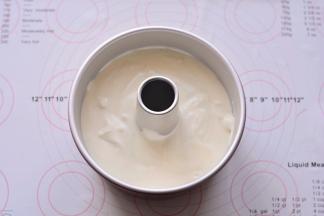 把所有的蛋糕糊从30CM处缓缓倒入到戚风模具中，轻轻震两下，消除面糊中的大气泡。