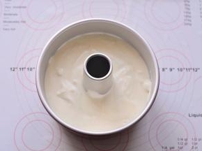 把所有的蛋糕糊从30CM处缓缓倒入到戚风模具中，轻轻震两下，消除面糊中的大气泡。