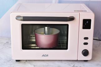 预热好的烤箱中下层，烘烤45分钟左右。烤好后的戚风蛋糕出炉迅速倒扣，晾凉就可以食用了。