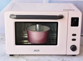 预热好的烤箱中下层，烘烤45分钟左右。烤好后的戚风蛋糕出炉迅速倒扣，晾凉就可以食用了。