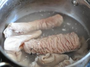 再放入小苏打和白醋混合的水里浸泡一会去味，捞出洗净。