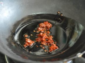 锅里倒入油，放入郫县豆瓣酱炒出红油。