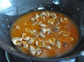 倒入开水，煮1分钟即为汤头。