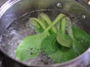 汤锅里水开的，先放入小油菜烫至断生捞出。